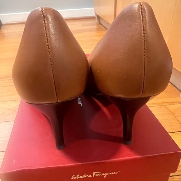 💯 authentic gorgeous Salvatore Ferragamo tan leather peep toe pumps! - Picture 2 of 7